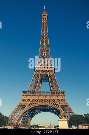 Vue en bas angle lointain de la Tour Eiffel en détail Banque D'Images