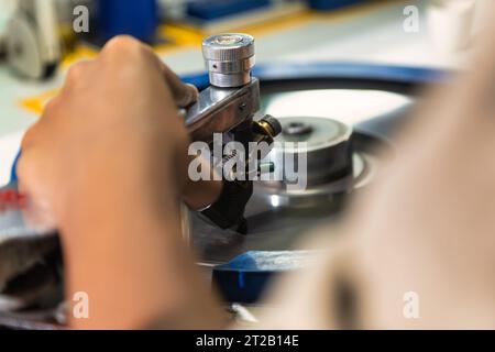 main de femme ouvrier africain polir un diamant dans l'usine à la roue tournante Banque D'Images