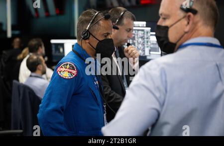 Lancement SpaceX Crew-7 de la NASA. Joe Acaba, chef du bureau des astronautes, centre, est vu aux côtés du directeur du programme de la Station spatiale internationale de la NASA Joel Montalbano, et Norm Knight, directeur des opérations aériennes au Johnson Space Center de la NASA, alors qu’ils surveillent le compte à rebours du lancement d’une fusée SpaceX Falcon 9 transportant le vaisseau spatial Dragon de la société sur la mission SpaceX Crew-7 de la NASA avec l’astronaute Jasmin Moghbeli de la NASA, l’astronaute Andreas Mogensen de l’ESA (Agence spatiale européenne), Satoshi Furukawa, et Konstantin Borisov, cosmonaute Roscosmos à bord, Banque D'Images