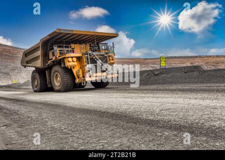 camion lourd , à la mine de diamant à ciel ouvert transporter une charge kimberlite en amont du chemin de terre Banque D'Images