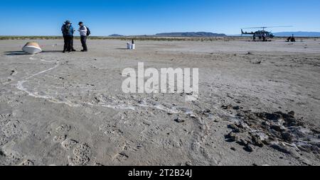 Les équipes de récupération du champ d'essai et d'entraînement de l'Utah effectuent des répétitions sur le terrain le 29 août 2023 pour préparer la récupération de la capsule de retour d'échantillon OSIRIS-Rex. L’échantillon, prélevé sur l’astéroïde Bennu en octobre 2020, retournera sur Terre le 24 septembre 2023, atterrissant sous parachute. Banque D'Images