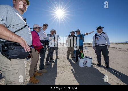 Les équipes de récupération effectuent des répétitions sur le terrain le 29 août 2023 au champ de test et d'entraînement de l'Utah pour préparer la récupération de la capsule de retour d'échantillon OSIRIS-Rex. L'échantillon de l'astéroïde Bennu, prélevé en octobre 2020, devrait retourner sur Terre le 24 septembre 2023, sous parachute. Banque D'Images
