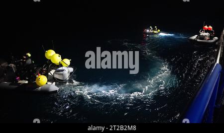 SpaceX Crew-6 Splashdown de la NASA. Des bateaux rapides et un jet ski avec des membres de l'équipe de soutien SpaceX sont vus après avoir été déployés à partir du vaisseau de récupération SpaceX MEGAN dans l'océan Atlantique alors que l'équipe de récupération se prépare pour l'atterrissage du vaisseau spatial SpaceX Dragon Endeavour avec les astronautes de la NASA Stephen Bowen et Warren 'Woody' Hoburg, Émirats arabes Unis (Émirats arabes Unis) astronaute Sultan Alneyadi, et cosmonaute Roscosmos Andrey Fedyaev à bord, dimanche 3 septembre 2023, au large de Jacksonville, Floride. Bowen, Hoburg, Alneyadi, et Fedyaev reviennent après près de six mois de jours dans l'espace dans le cadre de E Banque D'Images