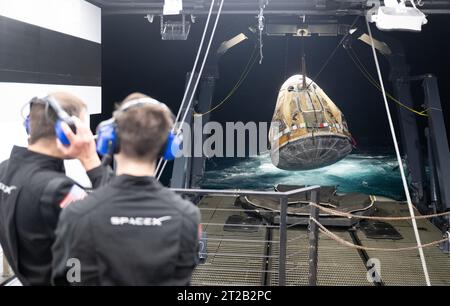 SpaceX Crew-6 Splashdown de la NASA. Les équipes de soutien soulèvent le vaisseau spatial SpaceX Dragon Endeavour à bord du navire de récupération MEGAN peu de temps après son atterrissage avec les astronautes de la NASA Stephen Bowen et Warren 'Woody' Hoburg, astronaute des Émirats arabes Unis Sultan Alneyadi, et le cosmonaute de Roscosmos Andrey Fedyaev à bord dans l'océan Atlantique au large de Jacksonville, Floride, lundi 4 septembre 2023. Bowen, Hoburg, Alneyadi et Fedyaev reviennent après près de six mois dans l'espace dans le cadre de l'expédition 69 à bord de la Station spatiale internationale. Banque D'Images