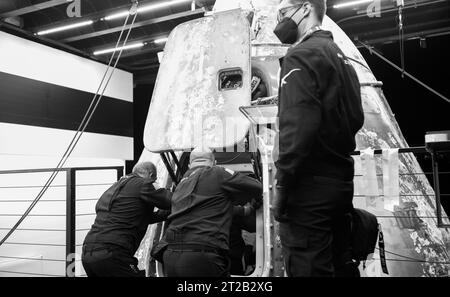 SpaceX Crew-6 Dragon Endeavour de la NASA a éclaboussé dans l’océan Atlantique au large de Jacksonville, en Floride, le 4 septembre 2023. Les astronautes de la NASA Stephen Bowen et Warren Hoburg, l'astronaute des eau Sultan Alneyadi et le cosmonaute de Roscosmos Andrey Fedyaev sont revenus après près de six mois à bord de la Station spatiale internationale. Les équipes de récupération à bord du navire SpaceX MEGAN ont participé aux opérations des engins spatiaux. Banque D'Images