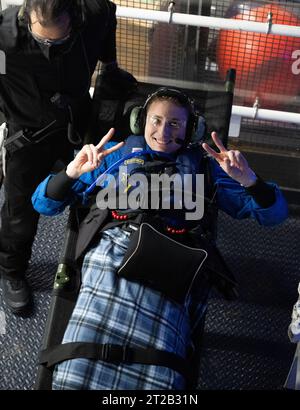 L'astronaute de la NASA Warren Hoburg est à l'intérieur d'un ascenseur sur le navire de récupération SpaceX MEGAN pour atteindre un hélicoptère pour le transport à Jacksonville, en Floride avec l'astronaute de la NASA Stephen Bowen, l'astronaute des eau Sultan Alneyadi et le cosmonaute Roscosmos Andrey Fedyaev après avoir atterri dans l'océan Atlantique à bord du Dragon Endeavour après près de six mois sur la Station spatiale internationale pour l'expédition 69. Banque D'Images