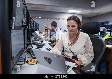 L’équipe de lancement Artemis II de la NASA effectue une simulation de compte à rebours terminal dans la salle de tir 1 du Kennedy Space Center le 11 septembre 2023, en préparation de la première mission Artemis II avec équipage pour tester les systèmes d’engins spatiaux Orion. Banque D'Images