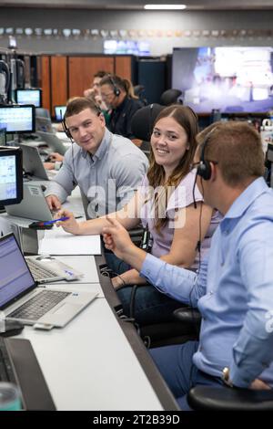 Les membres de l'équipe de lancement d'Artemis II effectuent une simulation de compte à rebours terminal dans la salle de tir 1 du Kennedy Space Center le 11 septembre 2023, afin de tester les systèmes des engins spatiaux Orion avant la première mission avec équipage. Banque D'Images