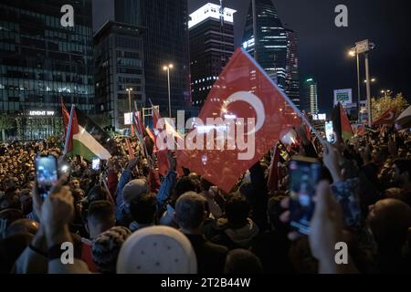 Istanbul, Turquie. 17 octobre 2023. Les manifestants chantent des slogans tout en brandissant des drapeaux turcs et palestiniens devant le bâtiment du consulat général d'Israël pendant la manifestation. Des citoyens se sont rassemblés devant le consulat général d'Israël à Istanbul et ont protesté contre l'attaque contre l'hôpital baptiste Al-Ahli à Gaza. La police est intervenue avec du gaz poivré auprès de ceux qui tentaient de pénétrer dans le bâtiment du consulat général. Crédit : SOPA Images Limited/Alamy Live News Banque D'Images