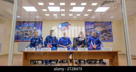 Conférence de presse expédition 70. Expédition 70 l'astronaute de la NASA Loral O'Hara, à gauche, les cosmonautes de Roscosmos Oleg Kononenko, et Nikolai Chub, ainsi que les membres de l'équipage de secours Tracy Dyson et Alexey Ovchinin, à droite, sont vus en quarantaine derrière une vitre lors d'une conférence de presse, jeudi 14 septembre 2023 à l'hôtel Cosmonaut à Baïkonour, Kazakhstan. O'Hara, Kononenko, Chub devraient se lancer à bord de leur vaisseau spatial Soyouz MS-24 le 15 septembre. Banque D'Images