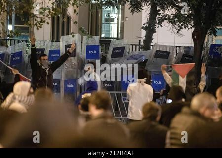 Istanbul, Turquie. 18 octobre 2023. Vue générale des boucliers barricadés de la police pour empêcher les manifestants de pénétrer dans le bâtiment du consulat général israélien pendant la manifestation. Des citoyens se sont rassemblés devant le consulat général d'Israël à Istanbul et ont protesté contre l'attaque contre l'hôpital baptiste Al-Ahli à Gaza. La police est intervenue avec du gaz poivré auprès de ceux qui tentaient de pénétrer dans le bâtiment du consulat général. Crédit : SOPA Images Limited/Alamy Live News Banque D'Images