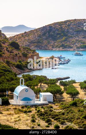 Paysage pittoresque avec une église blanche d'Agios Ioannis et un petit port sur l'île de Lipsi, Grèce Banque D'Images