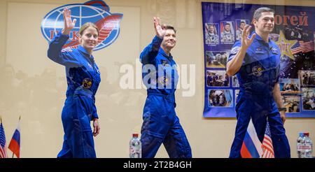 Conférence de presse expédition 70. Expédition 70 l'astronaute de la NASA Loral O'Hara, à gauche, les cosmonautes de Roscosmos Oleg Kononenko, et Nikolai Chub, à droite, font leurs adieux à la conclusion d'une conférence de presse, jeudi 14 septembre 2023 à l'hôtel Cosmonaut de Baïkonour, Kazakhstan. O'Hara, Kononenko et Chub devraient se lancer à bord de leur vaisseau spatial Soyouz MS-24 le 15 septembre. Banque D'Images