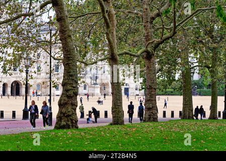 Touristes se promenant sur Horse Guards Parade un jour d'été, dans le centre de Londres Angleterre Royaume-Uni Banque D'Images