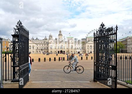 Touristes se promenant sur Horse Guards Parade un jour d'été, dans le centre de Londres Angleterre Royaume-Uni Banque D'Images