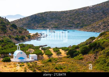 Paysage pittoresque avec une église blanche d'Agios Ioannis et un petit port sur l'île de Lipsi, Grèce Banque D'Images