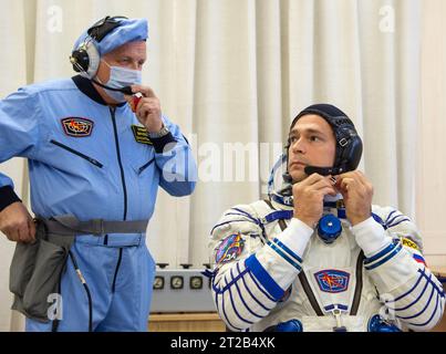 Expédition 70 le cosmonaute Nikolai Chub de Roscosmos porte son costume russe Sokol alors qu'il se prépare au lancement aux côtés de l'astronaute de la NASA Loral O'Hara et du cosmonaute Oleg Kononenko au cosmonaute de Baïkonour le 15 septembre 2023. L'équipage effectuera un lancement à bord d'une fusée Soyouz vers la Station spatiale internationale pour sa mission. Banque D'Images