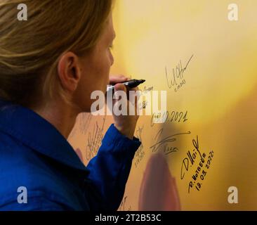 Expédition 70 Preflight. Expédition 70 l'astronaute de la NASA Loral O'Hara signe une fresque à l'hôtel Cosmonaut avant de quitter l'hôtel pour un lancement sur une fusée Soyouz avec ses camarades d'équipage Roscosmonautes Oleg Kononenko et Nikolai Chub, vendredi 15 septembre 2023, à Baïkonour, Kazakhstan. L'astronaute de l'expédition 70 de la NASA Loral O'Hara et les cosmonautes de Roscosmos Oleg Kononenko et Nikolai Chub seront envoyés en mission à la Station spatiale internationale. Banque D'Images