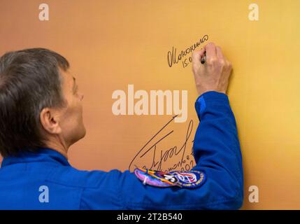 Le cosmonaute de Roscosmos Oleg Kononenko signe une fresque murale à l'hôtel Cosmonaut à Baïkonour le 15 septembre 2023, avant de partir avec l'astronaute de la NASA Loral O'Hara et le cosmonaute de Roscosmos Nikolai Chub pour leur lancement Soyouz vers la Station spatiale internationale pour l'expédition 70. Banque D'Images