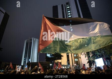 Istanbul, Turquie. 17 octobre 2023. Les manifestants chantent des slogans tout en brandissant des drapeaux turcs et palestiniens devant le bâtiment du consulat général d'Israël pendant la manifestation. Des citoyens se sont rassemblés devant le consulat général d'Israël à Istanbul et ont protesté contre l'attaque contre l'hôpital baptiste Al-Ahli à Gaza. La police est intervenue avec du gaz poivré auprès de ceux qui tentaient de pénétrer dans le bâtiment du consulat général. (Photo Onur Dogman/SOPA Images/Sipa USA) crédit : SIPA USA/Alamy Live News Banque D'Images