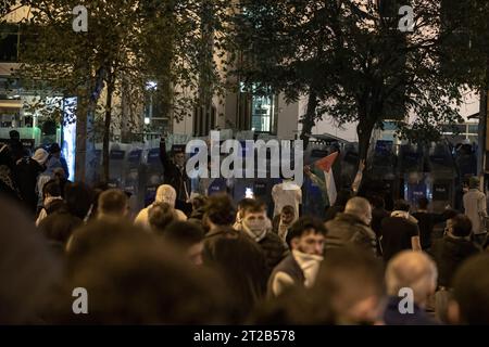 Istanbul, Turquie. 18 octobre 2023. Vue générale des boucliers barricadés de la police pour empêcher les manifestants de pénétrer dans le bâtiment du consulat général israélien pendant la manifestation. Des citoyens se sont rassemblés devant le consulat général d'Israël à Istanbul et ont protesté contre l'attaque contre l'hôpital baptiste Al-Ahli à Gaza. La police est intervenue avec du gaz poivré auprès de ceux qui tentaient de pénétrer dans le bâtiment du consulat général. (Photo Onur Dogman/SOPA Images/Sipa USA) crédit : SIPA USA/Alamy Live News Banque D'Images