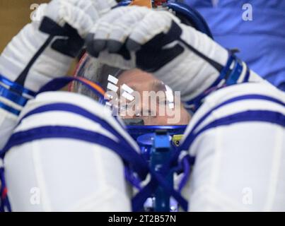 Expédition 70 le cosmonaute Nikolai Chub de Roscosmos fait vérifier la pression de sa combinaison russe Sokol avant le lancement vers la Station spatiale internationale avec ses coéquipiers Oleg Kononenko et l'astronaute de la NASA Loral O'Hara le 15 septembre 2023 au cosmodrome de Baïkonour, Kazakhstan, bâtiment 254. Banque D'Images