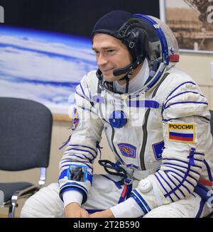 Au cosmodrome de Baïkonour, Kazakhstan, l'expédition 70 Roscosmos cosmonaute Nikolai Chub sourit à sa famille alors que lui et ses coéquipiers Oleg Kononenko et l'astronaute de la NASA Loral O'Hara font vérifier la pression de leurs combinaisons Sokol russes avant leur lancement Soyouz vers la Station spatiale internationale le 15 septembre 2023. Banque D'Images