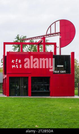 Paris, France - 06 22 2023 : une des 'Folies' du Parc de la Villette à Paris, structures architecturales destinées à rendre le parc plus ludique Banque D'Images