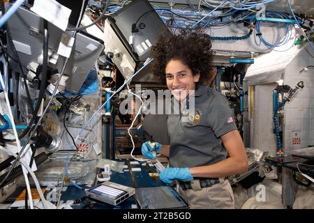 Jasmin Moghbeli, astronaute de la NASA et ingénieur de vol de l'expédition 69, effectue le séquençage de l'ADN d'échantillons de microbes à bord de la Station spatiale internationale le 15 septembre 2023. Banque D'Images