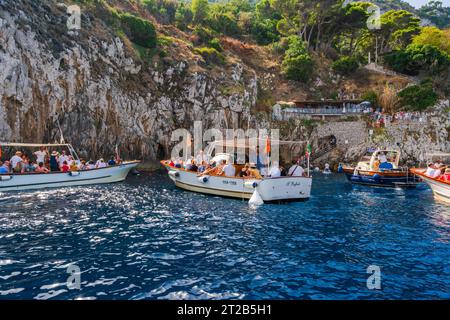 CAPRI, ITALIE - 19 SEPTEMBRE 2023 : les touristes attendent dans des bateaux pour entrer dans le célèbre Blue Grotton sur Capri. Banque D'Images