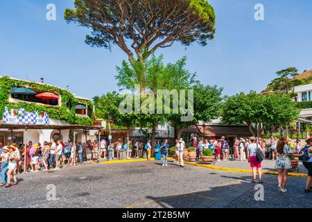 CAPRI, ITALIE - 19 SEPTEMBRE 2023 : les touristes profitent de vacances sur l'île de Capri célèbre pour ses paysages accidentés, ses hôtels haut de gamme et ses boutiques de luxe. Banque D'Images