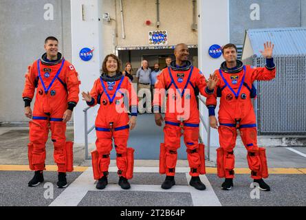 Membres d'équipage d'ARTEMIS II L'astronaute de l'ASC Jeremy Hansen et les astronautes de la NASA Christina Koch, Victor Glover et Reid Wiseman quittent les quartiers de l'équipage des astronautes pour se rendre aux véhicules de transport de l'équipage d'Artemis le 20 septembre 2023, au Kennedy Space Center, en Floride, dans le cadre d'un essai de systèmes au sol intégrés visant à évaluer le calendrier de l'équipage pour le jour de lancement. Banque D'Images