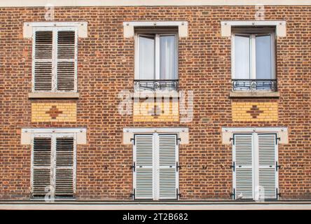 Mosaïque sur la façade d'un ancien bâtiment en briques à Paris (France) Banque D'Images