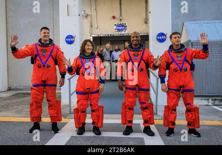 Les membres de l'équipage d'ARTEMIS II marchent des quartiers de l'équipage des astronautes dans le bâtiment Neil Armstrong Operations and Checkout jusqu'aux véhicules de transport de l'équipage avant de se rendre à l'aire de lancement 39B au Kennedy Space Center, en Floride, le 20 septembre 2023, dans le cadre d'un essai des systèmes au sol intégrés pour évaluer le calendrier de l'équipage pour le jour du lancement. Banque D'Images