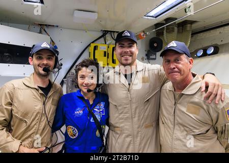 Artemis II Journée de lancement essai de démonstration ISSV-1A. L'astronaute de la NASA Jessica Meir pose avec des membres de l'équipe de fermeture lors de la salle blanche sur le bras d'accès de l'équipage du lanceur mobile au Launch Pad 39B dans le cadre d'un essai de systèmes au sol intégrés Artemis II au Kennedy Space Center en Floride le mercredi 20 septembre 2023. Le test garantit que l'équipe des systèmes au sol est prête à soutenir le calendrier de l'équipage le jour du lancement. Banque D'Images