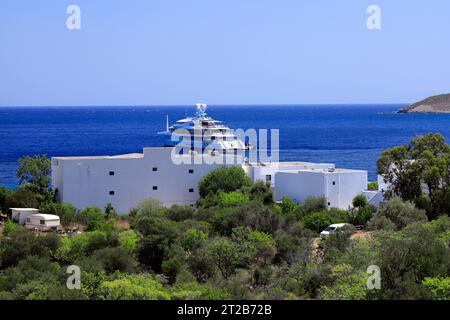 Yacht de luxe l'Avanti, propriété de la propriété Billionare Itchko Ezratti, Livadia Bay, Tilos Island, îles du Dodécanèse, sud de la mer Égée, Grèce. Banque D'Images