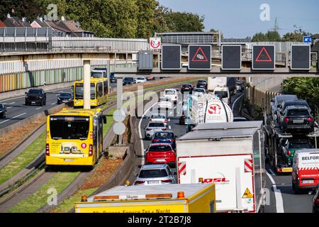 Congestion sur l'autoroute A40, Ruhrschnellweg, voie de bus au milieu des voies, les transports publics peuvent voyager sans congestion, à Essen, près de Mo Banque D'Images