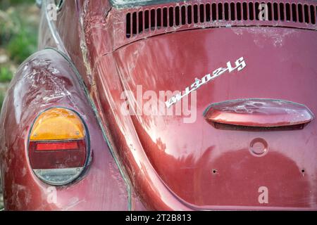 Coffre arrière et compartiment moteur de VW ou volkswagen Beetle en couleur burgandy. VW Beetle 1302 ls voiture classique. voiture populaire d'allemagne. marques allemandes. Banque D'Images