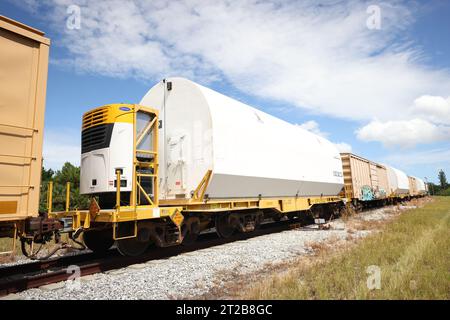 Les segments Artemis II Booster arrivent au KSC. Les 10 segments de moteurs d’appoint qui formeront les propulseurs bicylindres à cinq segments de la fusée du système de lancement spatial de la NASA pour la mission Artemis II de l’agence, arriveront au Kennedy Space Center le lundi 25 septembre 2023. En raison de leur poids, les segments de moteurs d'appoint ont voyagé par rail à travers huit États dans des transporteurs spécialisés jusqu'au port spatial de Floride. Les équipes des systèmes d’exploration Ground de la NASA traiteront chacun des segments à Kennedy en préparation du lancement. Les astronautes d'Artemis II Reid Wiseman, Victor Glover, Christina Koch et Jeremy Hans Banque D'Images