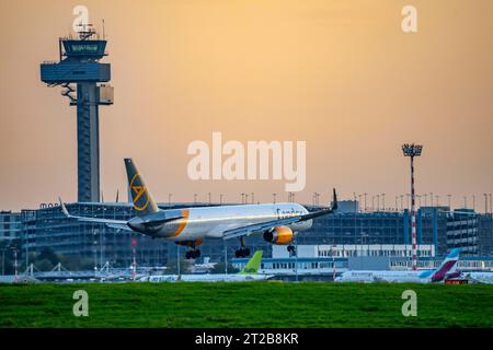 Aéroport international de Düsseldorf, atterrissage d'un Condor Boeing 757-300, sud, 05R/23L, tour de contrôle de la circulation aérienne, NRW, Allemagne, Banque D'Images