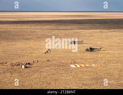 Expédition 69 les astronautes Frank Rubio, Dmitri Petelin et Sergey Prokopyev débarquent à bord de la capsule Soyouz MS-23 près de Zhezkazgan, Kazakhstan, le 27 septembre 2023, après 371 jours dans l'espace à bord de l'ISS. Les équipes russes de recherche et de sauvetage ont aidé à l'atterrissage. Banque D'Images
