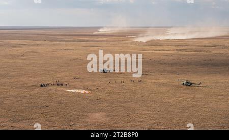 Expédition 69 les astronautes Frank Rubio, Dmitri Petelin et Sergey Prokopyev débarquent à bord de la capsule Soyouz MS-23 près de Zhezkazgan, Kazakhstan, le 27 septembre 2023, après 371 jours dans l'espace à bord de l'ISS. Les équipes russes de recherche et de sauvetage ont aidé à l'atterrissage. Banque D'Images