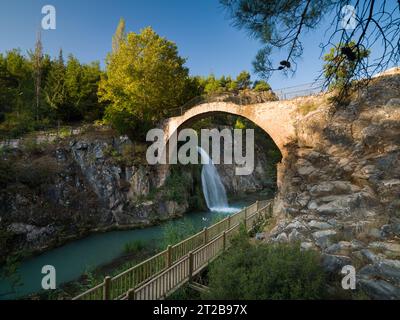 Pont et cascade de Clandras. Il s'agit d'une structure de période phrygienne. Les lieux touristiques et historiques les plus importants de Turquie. Province d'Usak, Türkiy Banque D'Images