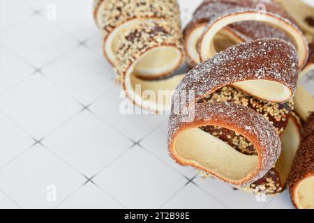 'Kurtoskalacs', au sucre, un gâteau à la broche avec du sucre de Hongrie et de Roumanie à base de lanières de pâte à levure sucrée Banque D'Images