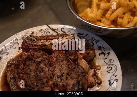 Fatty Bone en Ribeye poêlé avec frites Banque D'Images