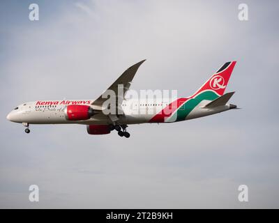 Aéroport de Londres Heathrow Hounslow, Kenya Airways, Boeing 787-8 Dreamliner approchant de la piste à Heathrow Banque D'Images