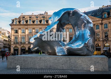 Paris, France. 17 octobre 2023. Urs Fischer : Sculpture en aluminium à vague de 5 mètres de haut, appelée « vague » dans les jardins des Tuileries, à Paris, France, le 17 octobre 2023. Jusqu'au 22 octobre, le Musée du Louvre et Paris by Art Basel présentent 'la Cinquième saison', une exposition gratuite de sculptures d'art contemporain au jardin des Tuileries. L’événement rassemble 25 œuvres. Photo de Denis Prezat/ABACAPRESS.COM crédit : Abaca Press/Alamy Live News Banque D'Images