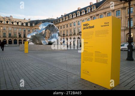 Paris, France. 17 octobre 2023. Urs Fischer : Sculpture en aluminium à vague de 5 mètres de haut, appelée « vague » dans les jardins des Tuileries, à Paris, France, le 17 octobre 2023. Jusqu'au 22 octobre, le Musée du Louvre et Paris by Art Basel présentent 'la Cinquième saison', une exposition gratuite de sculptures d'art contemporain au jardin des Tuileries. L’événement rassemble 25 œuvres. Photo de Denis Prezat/ABACAPRESS.COM crédit : Abaca Press/Alamy Live News Banque D'Images