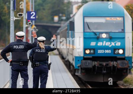 Furth im Wald, Allemagne. 18 octobre 2023. Les agents de la police fédérale indiquent à la main au conducteur d'un train de Prague en direction de Munich qu'ils monteront à bord du train pour vérifier le trafic entrant. Crédit : Daniel Karmann/dpa/Alamy Live News Banque D'Images