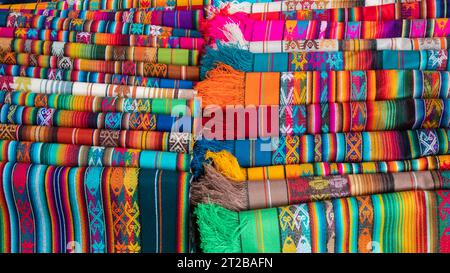 Otavalo, Imbabura / Équateur - octobre 14 2023 : détail de tissus avec un design de lignes multicolores et de rayures avec des textures indigènes Banque D'Images